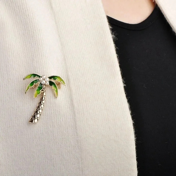 VQ Coconut Tree Brooch - Picture 2 of 7